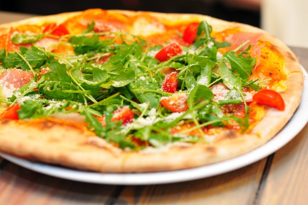 Pizza na telefon – czym się kierować, wybierając pizzerię?